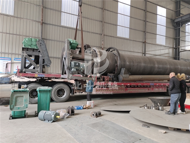 不畏风雪,蜜桃在线观看视频机械核桃壳炭化活化炉装车发往云南